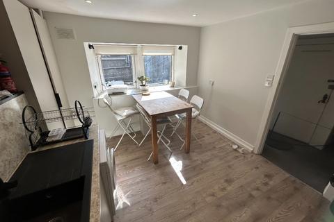 3 bedroom flat to rent, Baker Street, Stirling Town, Stirling, FK8