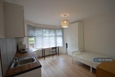 Studio to rent, Winton, Bournemouth, BH10