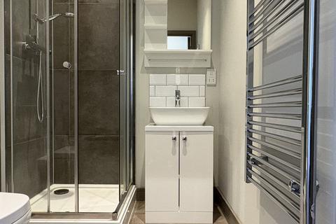 Studio to rent, Week Street