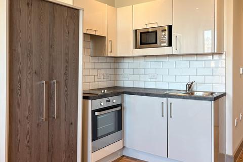 Studio to rent, Week Street