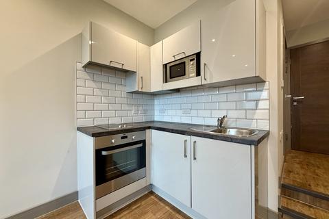 Studio to rent, Week Street