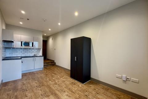 Studio to rent, Week Street