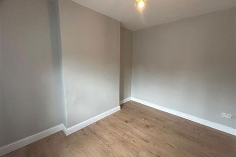 2 bedroom flat to rent, Station Road, Harpenden