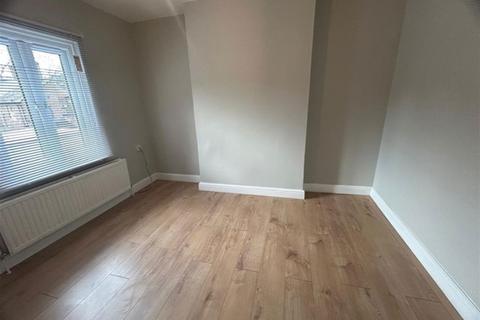 2 bedroom flat to rent, Station Road, Harpenden