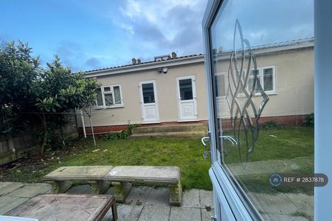 1 bedroom in a house share to rent, Holland Park Avenue, Ilford, IG3