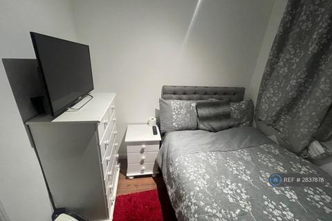 1 bedroom in a house share to rent, Holland Park Avenue, Ilford, IG3