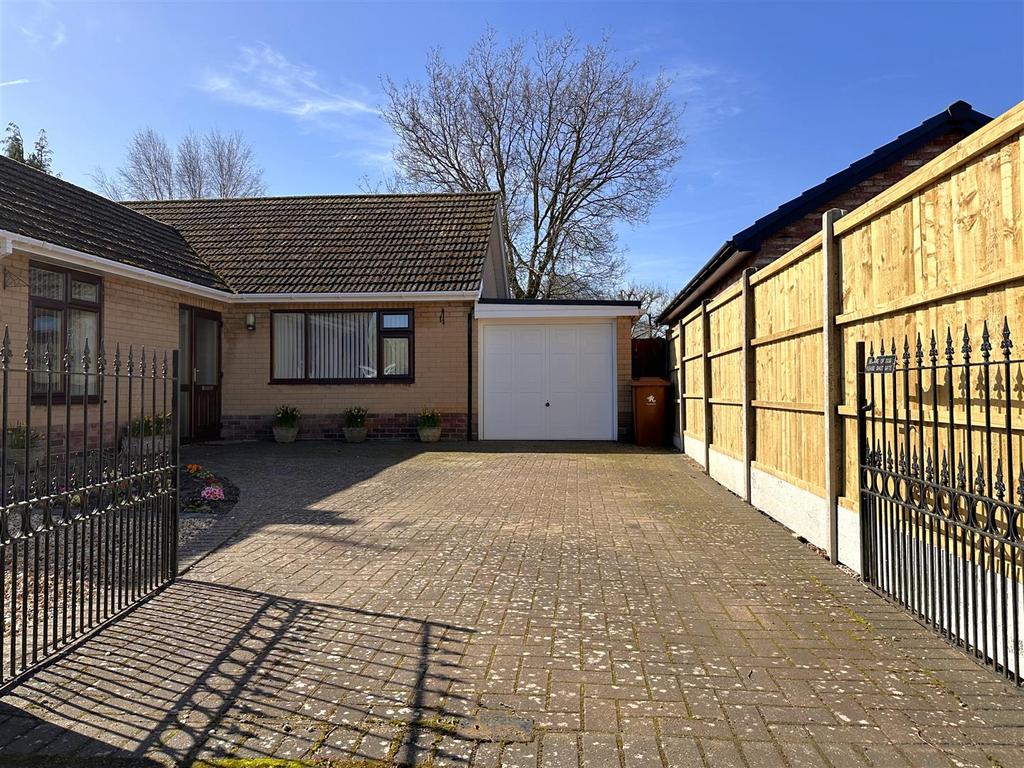 Gated Block Paved Driveway 237