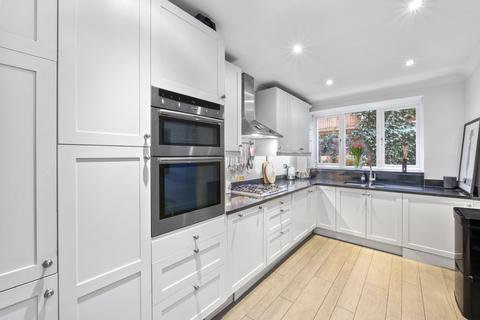 2 bedroom apartment to rent, Upper Richmond Road, SW15