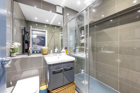 2 bedroom apartment to rent, Upper Richmond Road, SW15