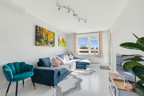 3 bedroom flat to rent, Hydethorpe Road, SW12