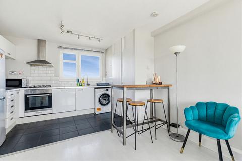 3 bedroom flat to rent, Hydethorpe Road, SW12