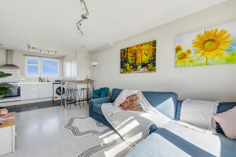 3 bedroom flat to rent, Hydethorpe Road, SW12