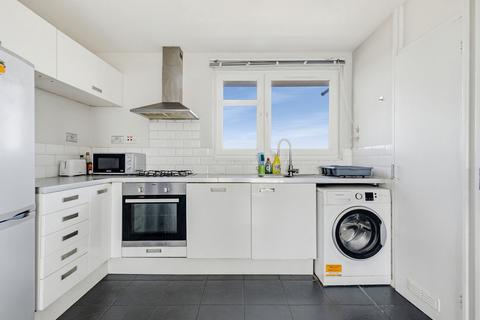 3 bedroom flat to rent, Hydethorpe Road, SW12