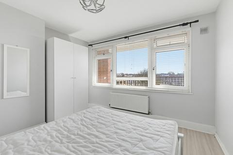 3 bedroom flat to rent, Hydethorpe Road, SW12