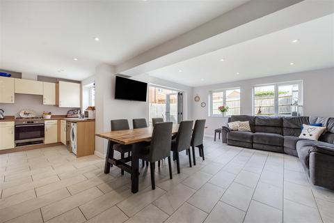 5 bedroom detached house for sale, Foal Close, Andover