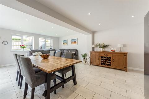 5 bedroom detached house for sale, Foal Close, Andover