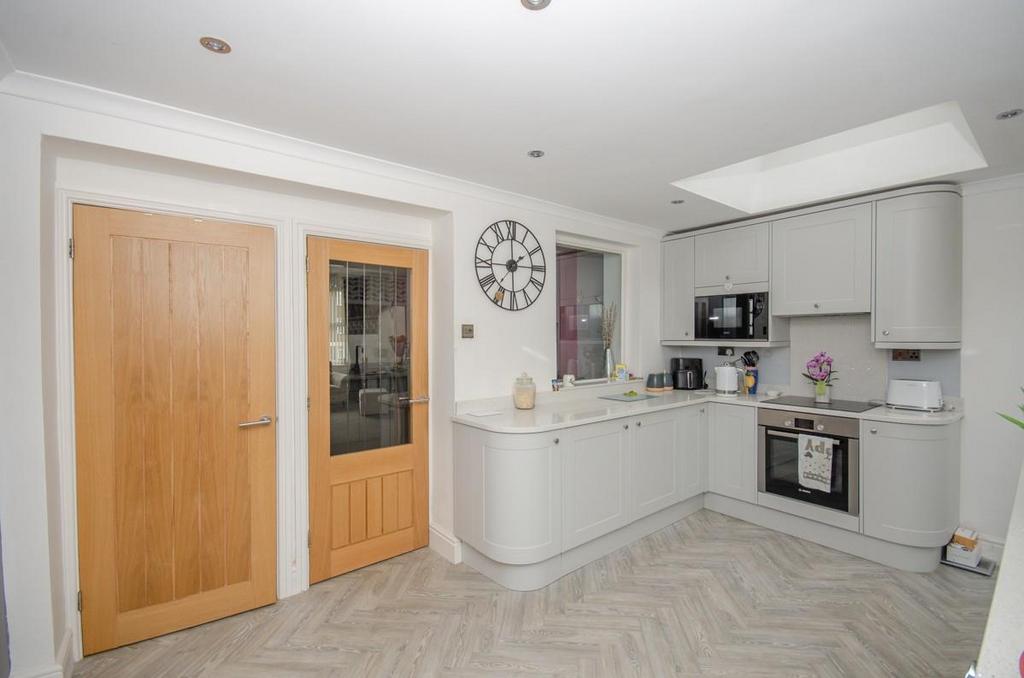 Kitchen pic 2.jpg