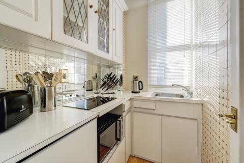 Studio to rent, Hill Street, London, W1J