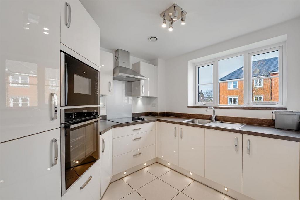 01-550085848-AP-MCS-28 Edward Place-13-medium.jpg