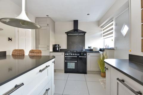 4 bedroom semi-detached house for sale, Fishponds Drive, Wakefield WF4