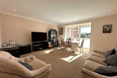 2 bedroom flat for sale, High Road, Bushey WD23
