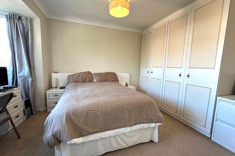 2 bedroom flat for sale, High Road, Bushey WD23