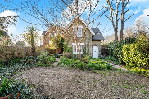 Gresham Road, Staines-upon-Thames, TW18