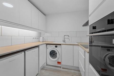 undefined, Farm Close, Staines-upon-Thames, TW18