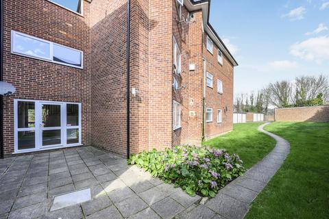 2 bedroom flat to rent, Woodlands Road, Redhill, Surrey, RH1