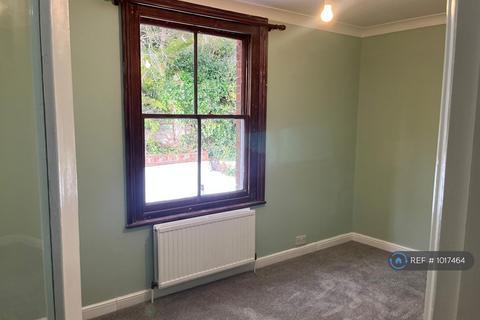 2 bedroom flat to rent, Castle Walk, Reigate, RH2