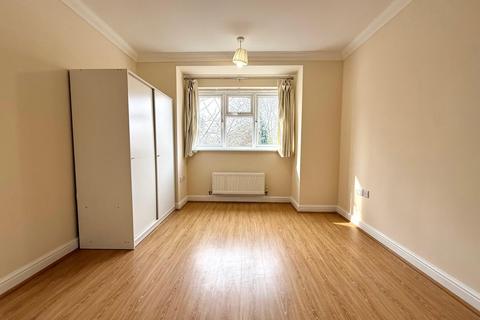2 bedroom flat to rent, 9A Apsley Close, North Harrow HA2