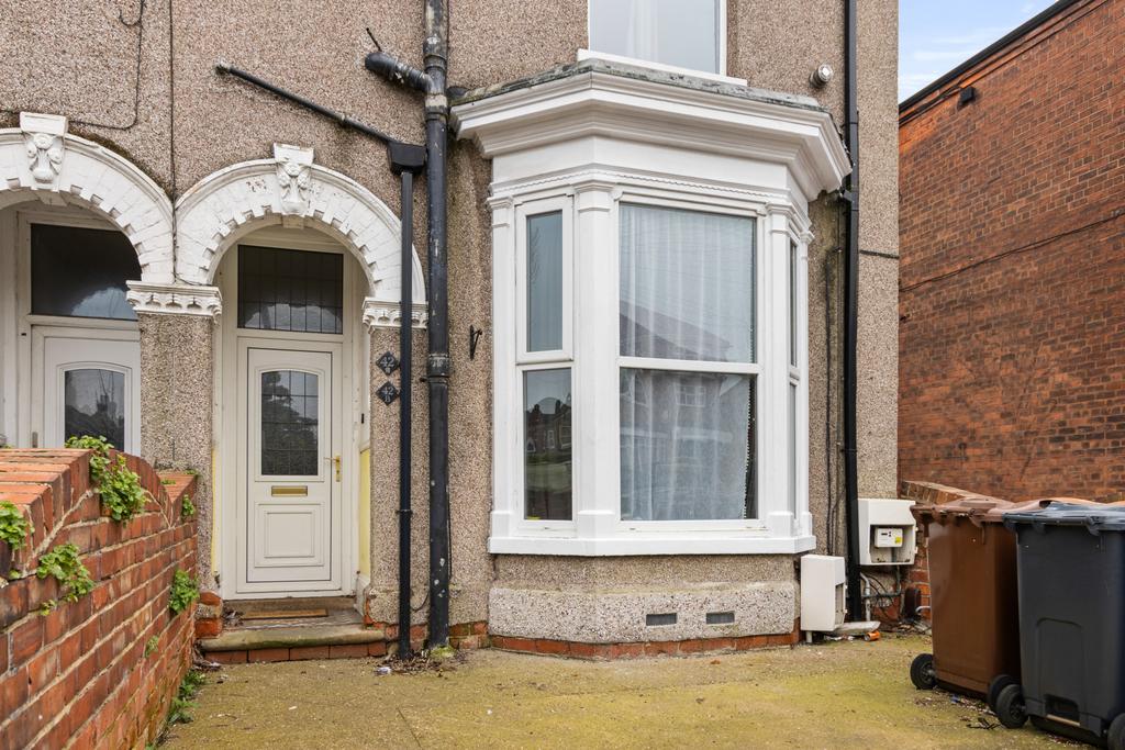 Spacious two bedroom maisonette - No forward chai