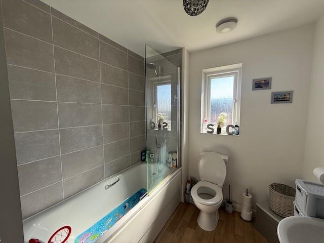 Bathroom 1.jpg