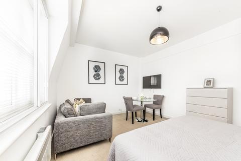 Studio to rent, Hill Street, London, W1J