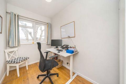 3 bedroom flat for sale, Upper Tooting Park, London SW17