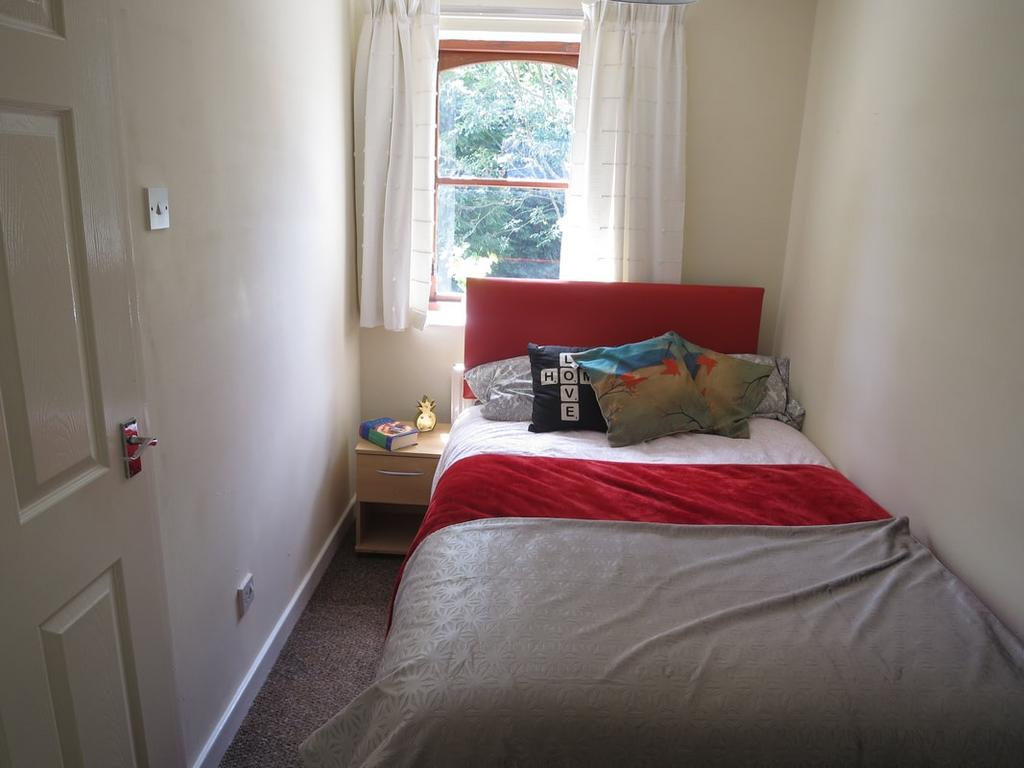 Bright, neatly presented single bedroom with a ...