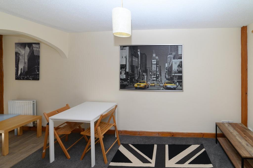 Well-presented living/dining area with a simple...