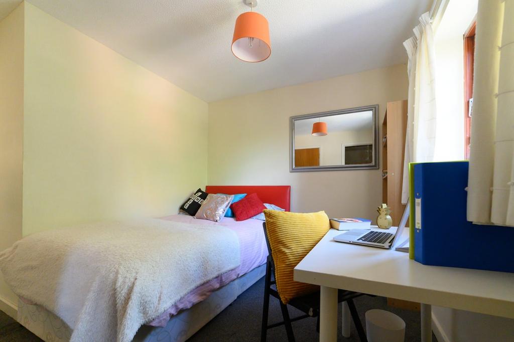 Bright, neatly presented single bedroom with a ...