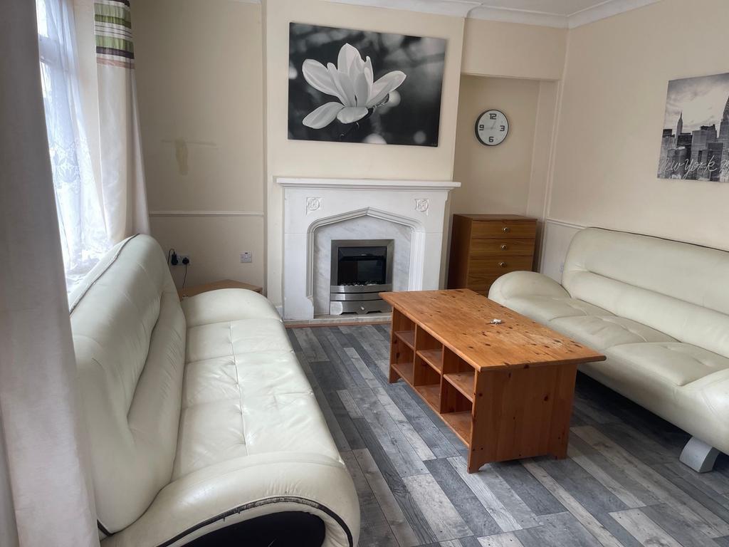 Bright living room with matching cream leather ...