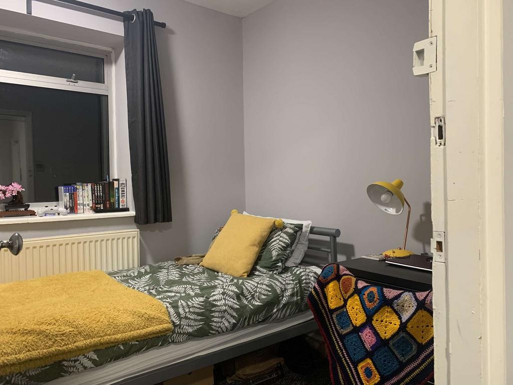 Neat single bedroom with a comfy single bed dre...