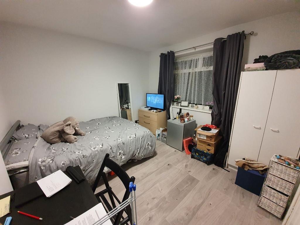 Bright, tidy double bedroom with a comfortable ...