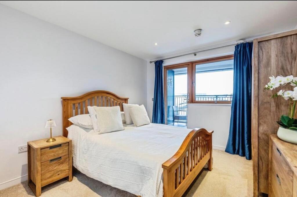Bright, neatly presented double bedroom with a ...
