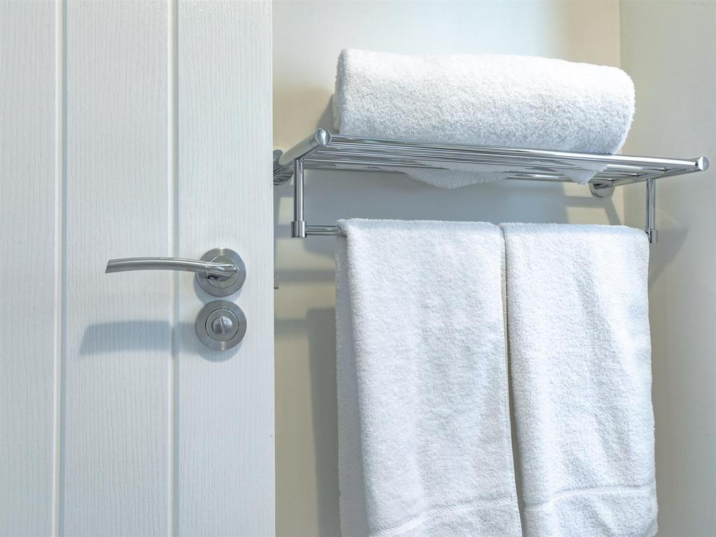 Bathroom 2.jpg