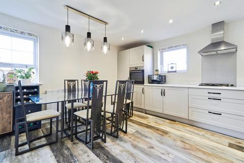 4 bedroom detached house for sale, Fetlock Drive, Bradford