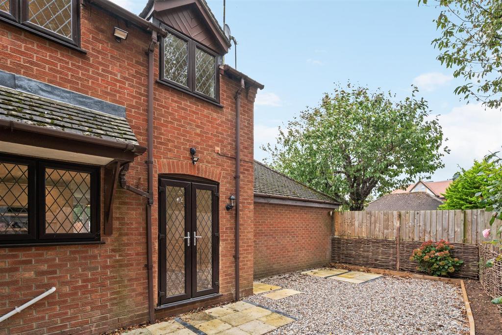 2 Fieldhouse Close-21 lo.jpg