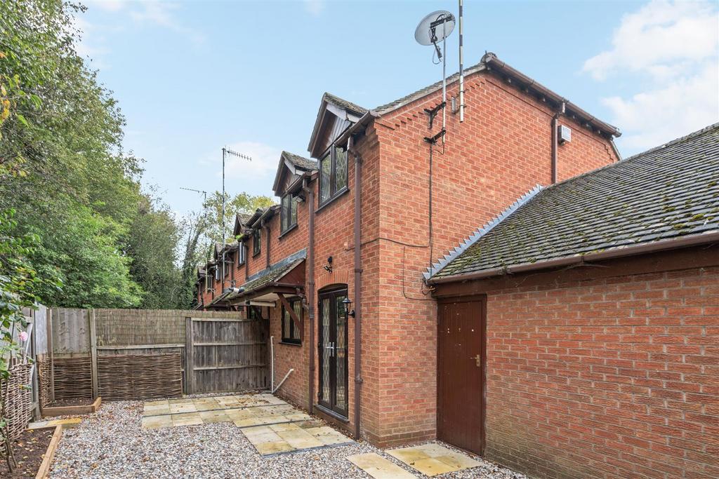 2 Fieldhouse Close-19 lo.jpg