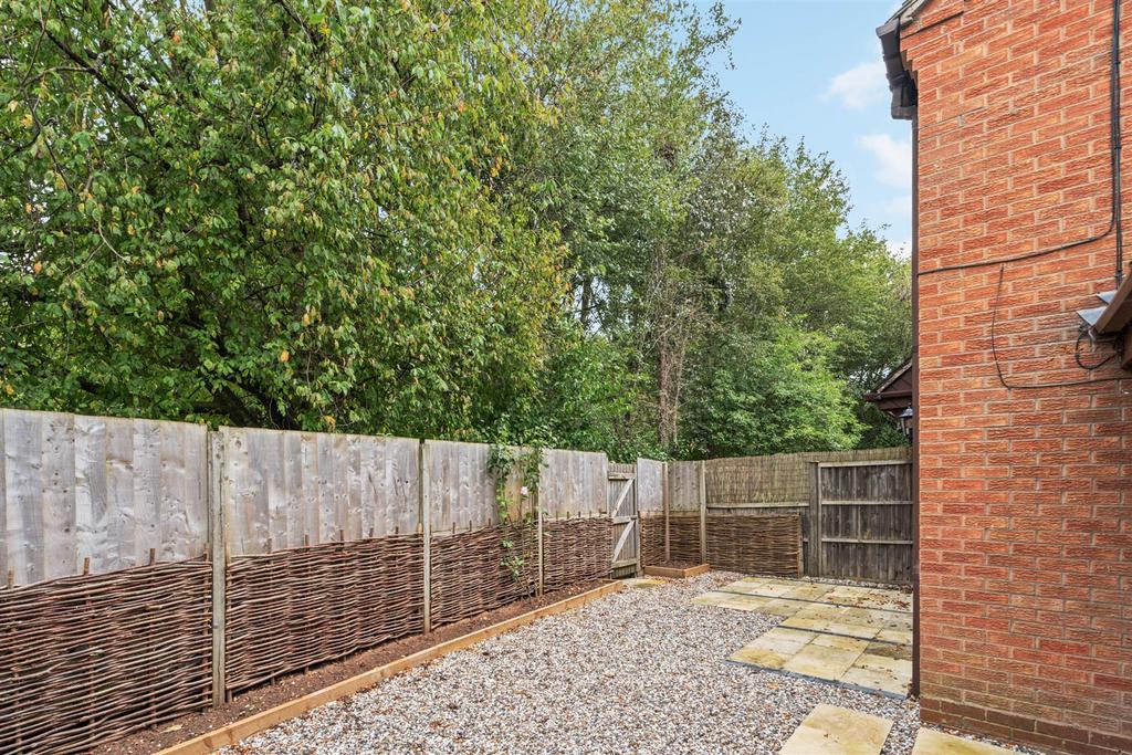 2 Fieldhouse Close-20 lo.jpg