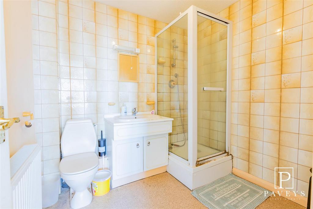 Ensuite to master bedroom