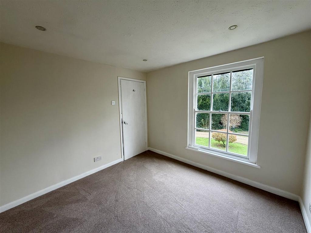 Front bedroom 1.jpeg