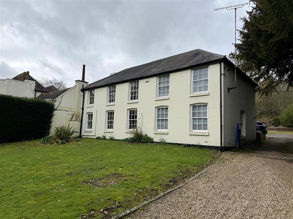 Driveway to rear.jpeg